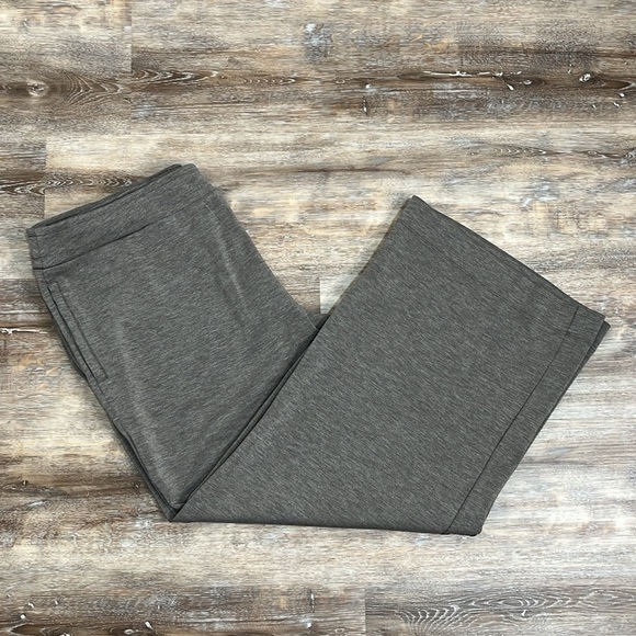Weekends by Chico’s Size Large 12 Gray Wide Leg Sweatpants Pants Pull On Crop - Picture 11 of 12